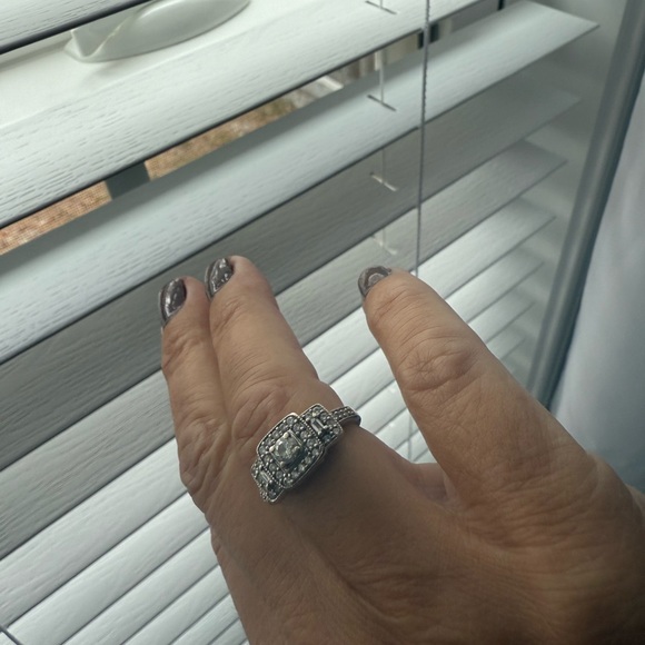 Elegant white gold Ring three 3 done diamond ring size 7 - Picture 3 of 5